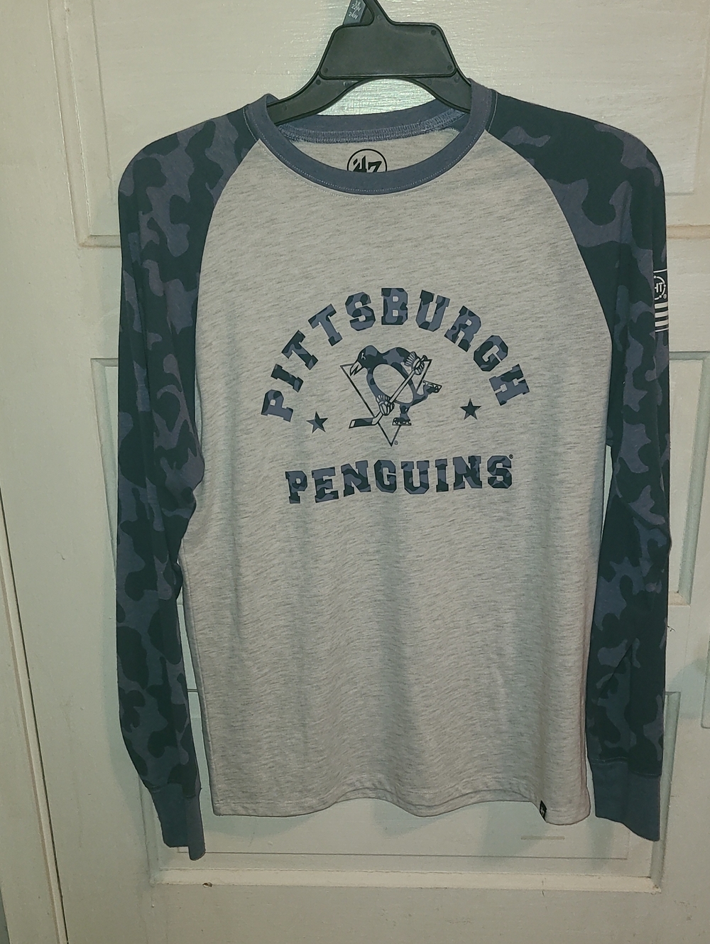 47 Brand Pittsburgh Penguins Raglan Long Sleeve Tee - Heather Gray & Navy Camo